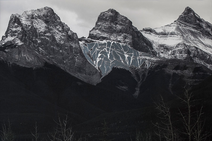 http://www.bardary.mirunadragan.com/files/gimgs/th-12_Dragan11_TheMountainsAreMirrors6-web.jpg